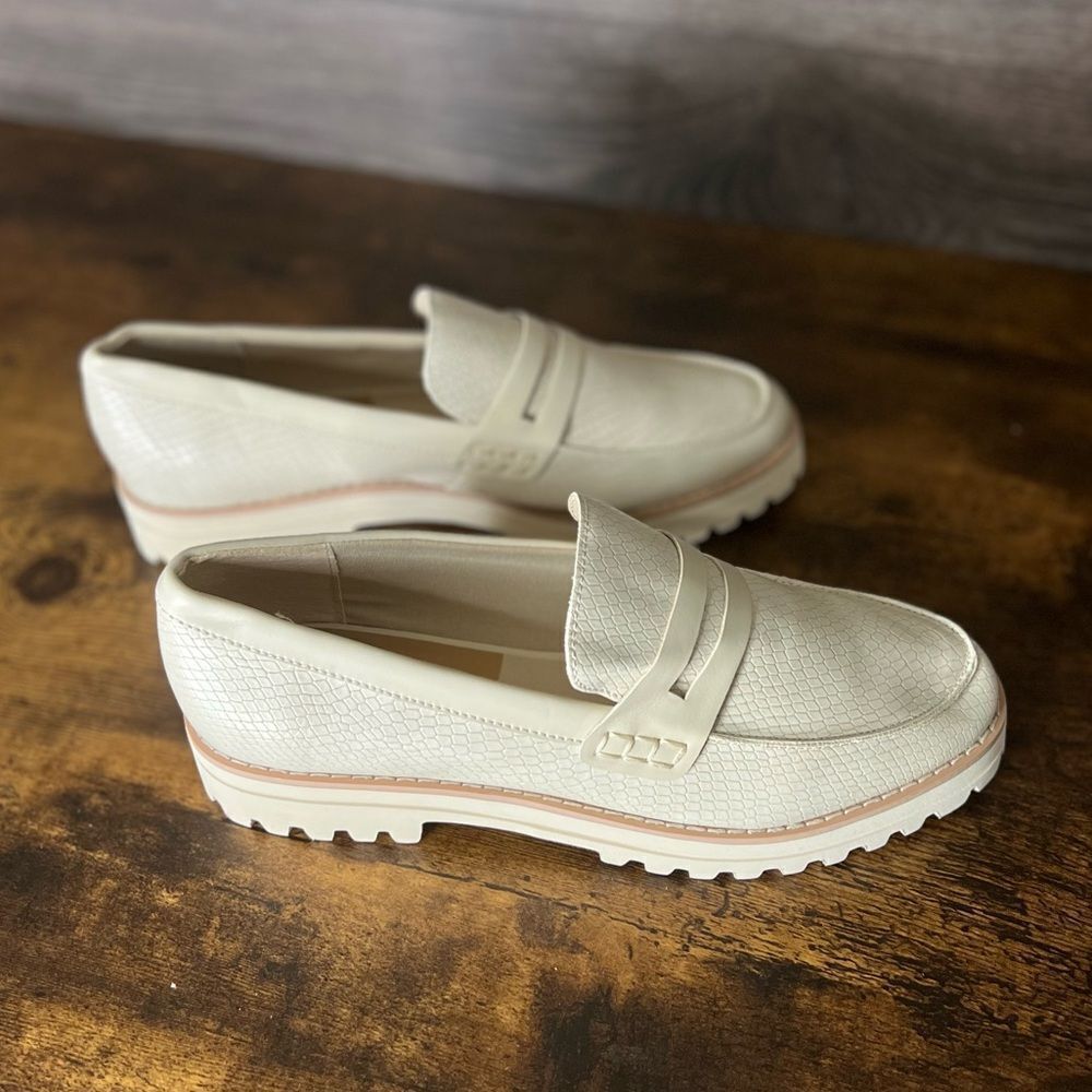 Dolce Vita Elias Flat Embossed Leather Loafer in Ivory. Size 10. New! - Picture 7 of 14